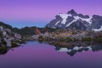 Riflessione del Monte Shuksan nel tarn alpino, Mount Baker-Snoqualmie National Forest, Washington, Stati Uniti d'America — Foto stock