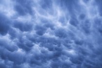 Paisaje nuboso dramático en el cielo crepuscular, marco completo - foto de stock