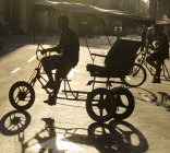 Pedicabs dans la rue sous une lumière tamisée, La Havane, Cuba — Photo de stock