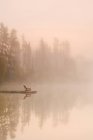 Adirondack sedia sul bacino di legno del lago Dickens, Saskatchewan, Canada — Foto stock