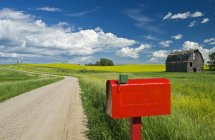 Briefkasten entlang der Landstraße mit alter Scheune in der Nähe von Salto, Manitoba, Kanada — Stockfoto