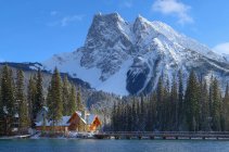Cabaña de restaurante en Emerald Lake en el Parque Nacional Yoho, Columbia Británica, Canadá - foto de stock