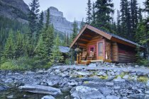 Hütte am felsigen Ufer des Lake ohara lodge, yoho nationalpark, britisch columbia, kanada — Stockfoto