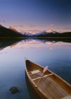 Canoa en la orilla del lago Maligne, Parque Nacional Jasper, Alberta, Canadá - foto de stock