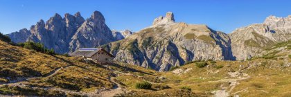 Rifugio e ristorante in pietra nelle Dolomiti — Foto stock