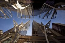 Vista en ángulo bajo de la escultura de árboles de acero en el centro de Calgary, Alberta, Canadá - foto de stock