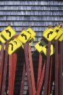 Желтые дорожные знаки со стрелками, сложенными возле стены — стоковое фото