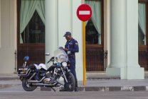 Motorcycle policeman writing in notebook on street of Havana, Cuba — Stock Photo
