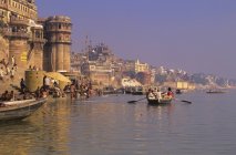Ghats strutture lungo il fiume Gange, Varanasi, India — Foto stock