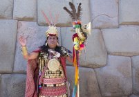 Actor local en traje de sacerdote tradicional, Cuzco, Perú - foto de stock