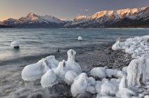 Lago di Abraham ed Elliott Peak, Kootenay Plains, Alberta, Canada — Foto stock