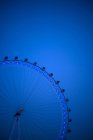 London Eye parte por la noche contra el cielo azul - foto de stock