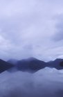 Niebla sobre el agua de Haida Gwaii, Darwin Sound, Columbia Británica, Canadá . - foto de stock