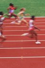Competição de pista e campo, sprinters on rust coloured track, British Columbia, Canadá . — Fotografia de Stock