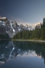 Wenkchenma Peaks of Rocky mountains and Moraine Lake, Banff National Park, Alberta, Canadá - foto de stock