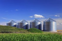 Getreidelagersilos auf einem Feld in der Nähe von Lethbridge, Alberta, Kanada — Stockfoto
