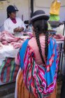La population locale sur la scène du marché de Puno, Lac Titicaca, Pérou — Photo de stock