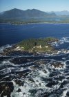 Luftaufnahme von Lennard Island Lichtstation, Pazifik-Rand-Nationalpark, Vancouver Island, britische Kolumbia, Kanada. — Stockfoto