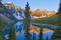 Montagne che si riflettono nelle acque del lago Morena all'alba, Valle delle Dieci Cime, Banff National Park, Alberta, Canada — Foto stock