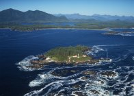 Luftaufnahme von Lennard Island Lichtstation, Pazifik-Rand-Nationalpark, Vancouver Island, britische Kolumbia, Kanada. — Stockfoto