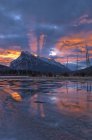 Dawn by Mount Helle on Vermilion Lake, Banff National Park, Alberta, Canada — стоковое фото