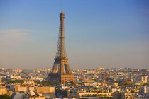 Vista de alto ângulo da Torre Eiffel e paisagem urbana de Paris, França . — Fotografia de Stock