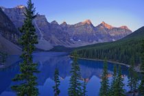 Vista panoramica dell'alba sul lago Morena nella foresta del Banff National Park, Alberta, Canada — Foto stock