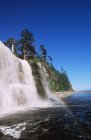 Fließendes Wasser der Tsusiat-Wasserfälle im Pazifikrand-Nationalpark, Westküstenpfad, Vancouver-Insel, britische Kolumbia, Kanada. — Stockfoto
