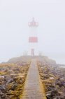 Farol Pointe-aux-Canons de Saint-Pierre-et-Miquelon em neblina, Terra Nova, Canadá — Fotografia de Stock