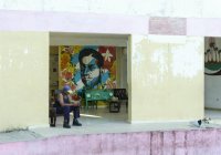 Immeuble scolaire avec murale, Guanabo, Playas del este près de La Havane, Cuba — Photo de stock
