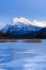 Маунт-Фелль и озеро Вермиллион зимой, Национальный парк Банфф, Альберта, Канада — стоковое фото