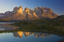 Montagne che si riflettono nelle acque del Parco Nazionale Torres del Paine, Patagonia, Cile — Foto stock