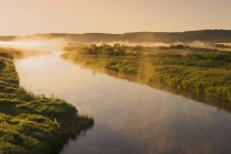 Névoa da manhã ao longo do rio QuAppelle, QuAppelle River Valley, Saskatchewan, Canadá — Fotografia de Stock