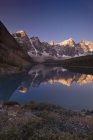 Alpenglow dans les montagnes Rocheuses avec reflet dans le lac Moraine, vallée des Dix Pics, parc national Banff, Alberta, Canada . — Photo de stock