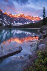 Схід сонця над морени озера і долини десять вершин в Національний парк Банф, Альберта, Канада — стокове фото