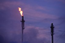Fiamma proveniente dalla raffineria di petrolio al tramonto, Columbia Britannica, Canada . — Foto stock