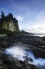 Спокійна сцени rocky місті Haida Ґваї берегової лінії з буксирування пагорбі на острові Грем в сутінках, Британська Колумбія, Канада. — стокове фото