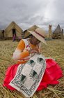 Mulher local crafting na aldeia de Reed ilha de Uros, Lago Titicaca, Peru — Fotografia de Stock