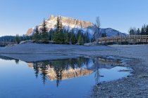 Monte Rundle refletindo em Cascade Pond, Banff National Park, Alberta, Canadá . — Fotografia de Stock