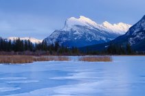 Monte Rundle y Lago Vermillion en invierno, Parque Nacional Banff, Alberta, Canadá - foto de stock