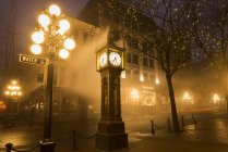 Паровые часы на освещенной улице Гастауна, Ванкувер, Британская Колумбия, Канада — стоковое фото