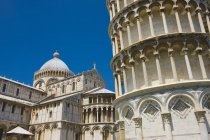 Крупный план наклонной башни и собора, Пиза, Тоскана, Италия — стоковое фото