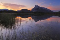 Mount Rundle and Vermilion Lake ao pôr-do-sol, Alberta, Canadá — Fotografia de Stock