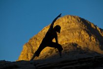 Silhouette of woman practicing yoga on trip to Red Rocks Canyon, Las Vegas, Nevada, United States of America — Stock Photo