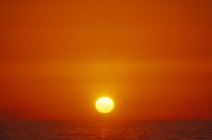 Puesta de sol sobre el horizonte oceánico, Columbia Británica, Canadá . - foto de stock
