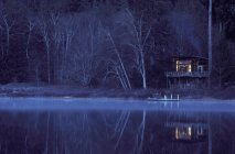 Gunflint Lake cabine iluminada no crepúsculo, Cortes Island, Vancouver Island, British Columbia, Canadá . — Fotografia de Stock