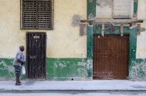 Façade du bâtiment avec l'homme de la rue à La Havane Centro, Cuba — Photo de stock