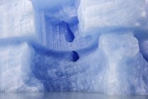 Деталі поверхні айсберга у воді, повна рамка — стокове фото