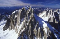 Luftaufnahme des schneebedeckten Mount Waddington, britische Kolumbia, Kanada. — Stockfoto