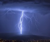 Rayo durante tormenta sobre la ciudad de Cochabamba por la noche, Bolivia . - foto de stock